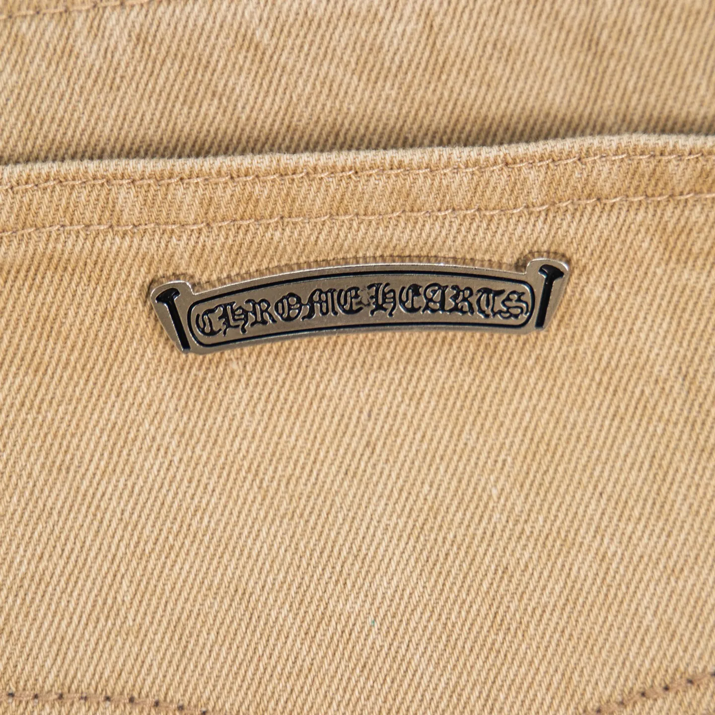 P240 Chrome Hearts 2025 New Light Blue Cross Leather Label Couple Washed Jeans This season’s hot item is sought after by countless celebrities and fashionistas. The neat details of the cutting process add color to the playful fashion! The neat and meticulous design, and the well-fitting structure is unique. The upper body not only has outstanding recognition, but also looks younger and younger. A style with the ultimate wearing meaning and performance, gorgeous color matching, and the craftsmanship of this style is also extremely extraordinary. After the finished product is washed, it is disassembled and hand-made with sheepskin cross leather and then spliced ​​together to complete. The whole piece has too many craftsmanship to describe. It is decorated with patchwork cross flowers and high-waisted washed jeans! ! Absolutely high-end luxury product, a god-level single product, a super popular product, made with top heavy industry, a magic weapon that cannot be missed. Style number: 1867# Size: 28 30 32 34 Color: khaki blue